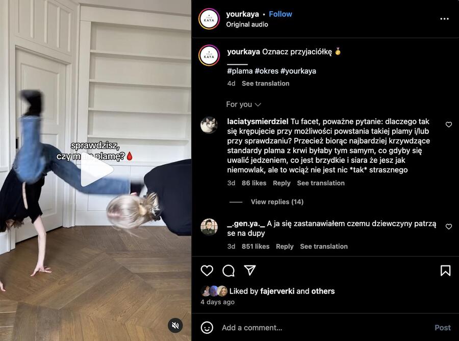 Post na Instagramie marki Your KAYA przedstawiający koleżanki pomagające sobie nawzajem sprawdzić, czy nie mają plamy na spodniach.