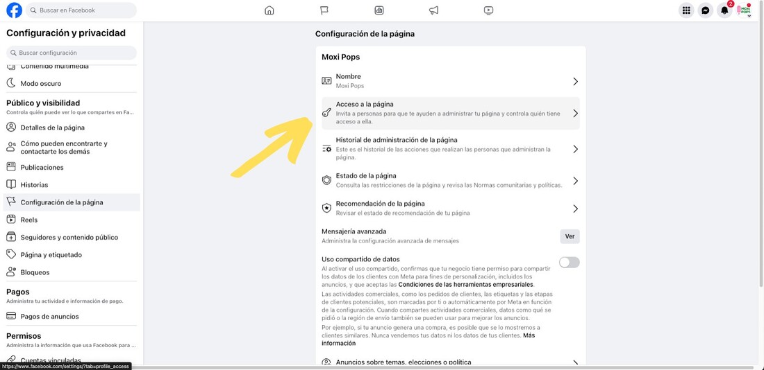 Una captura de pantalla del panel de configuración de Facebook. Se puede ver opciones disponibles en "Configuración de la página". La flecha señala «Acceso a la página»