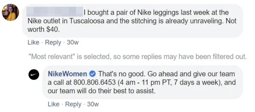 Una captura de pantalla de un comentario que aparció en la pagina Facebook de Nike Women. Una persona se queja de pantalones de Nike. El administrador de la pagina respondió pronto con el número de servicio de cliente.