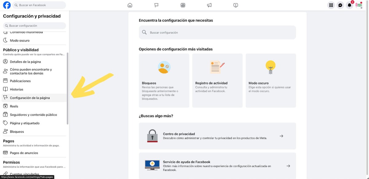 Una captura de pantalla del panel de configuración de Facebook. Se puede ver un menú a la izquierda. La flecha señala «Configuración de la página».