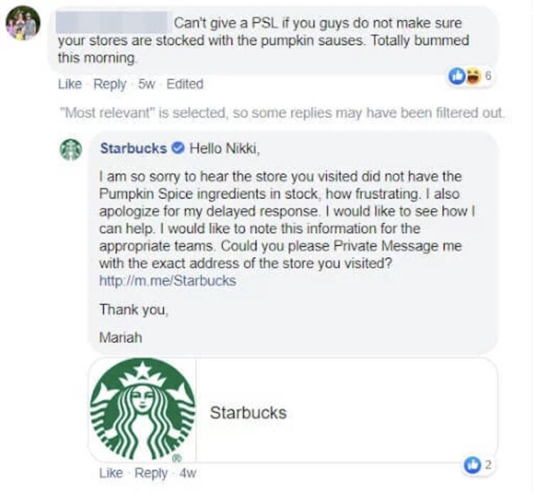 Una captura de pantalla de un comentario de pagina de Starbucks en Facebook. Un cliente se queja que no podía comprar un cafe de sabor a calabaza. Starbucks respondió con empatía y propongo ayuda.