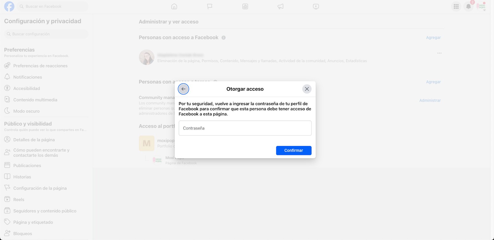 Una captura de pantalla del panel de configuración en Facebook. Aparece una ventana emergente que solicita la confirmación de la contraseña.