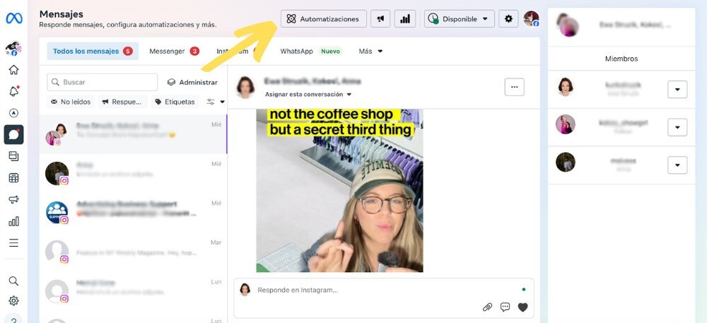 Captura de pantalla de la pestaña «Mensajes» de Meta Business Suite. La flecha amarilla indica el botón «Automatizaciones» en la parte superior de la página.
