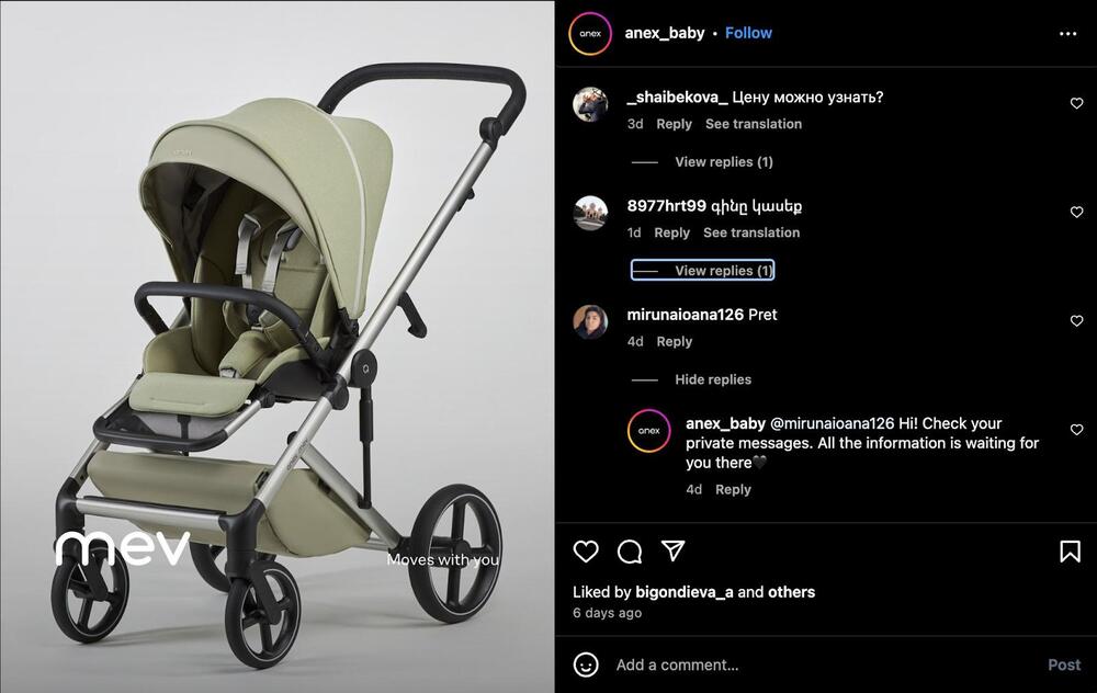 Post na Instagramie firmy Anex Baby przedstawiający wózek dziecięcy w oliwkowym kolorze. W sekcji komentarzy widać trzy komentarze, każdy w innym języku i alfabecie, jednak wszystkie z zapytaniem o cenę produktu.