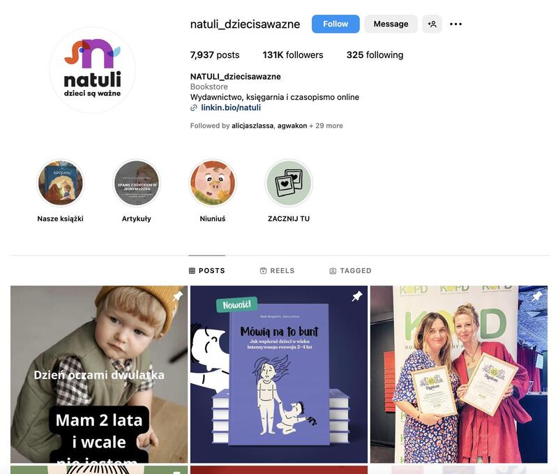 Zrzut ekranu z profilu na Instagramie wydawnictwa Natuli. Na zdjęciu widoczne jest zdjęcie profilowe z logotypem marki, krótkie bio, z którego dowiadujemy się, że Natuli to wydawnictwo, księgarnia i czasopismo online oraz trzy posty przypięte na samej górze profilu.