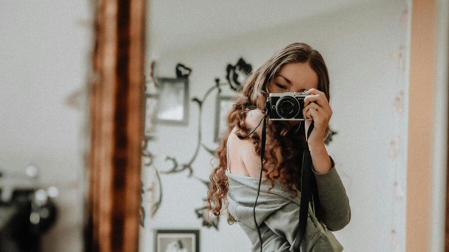 Mirror selfie captions - Aesthetic Mirror Selfie Captions